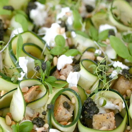 Sommerliche Zucchini-Röllchen mit Südtiroler Käse und Kräutern