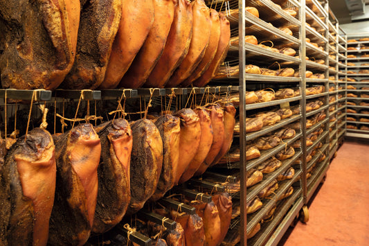 Die Kunst des Räucherns in Südtirol: Tradition und Geschmack für Speck, Salami und Kaminwurzen